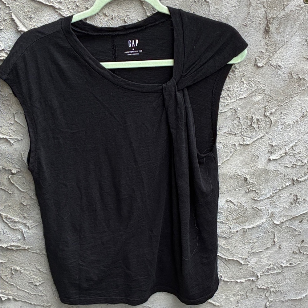 GAP Women's Foreversoft Black With right Knot Accent Tee Size M